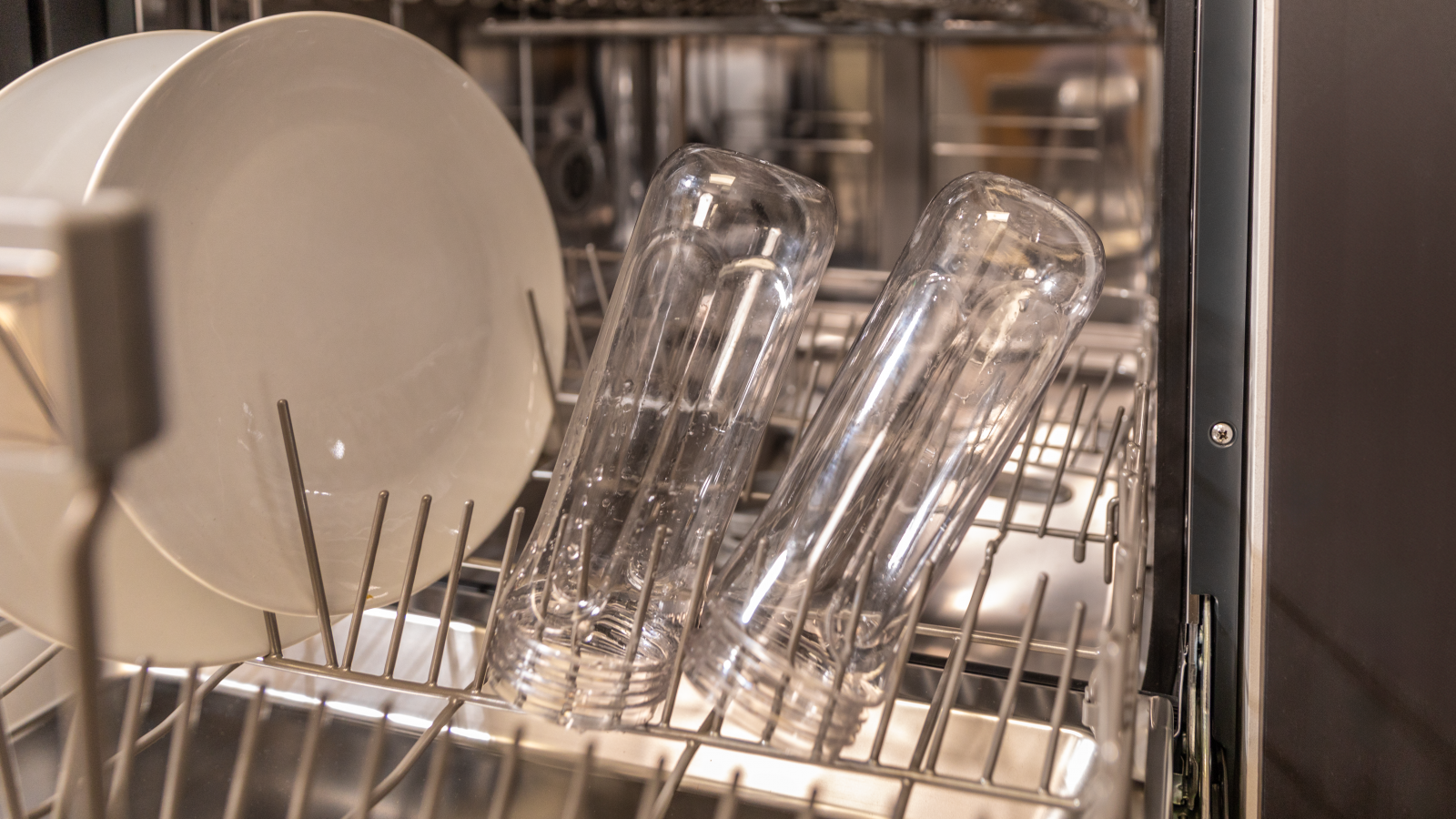 Los vasos cuentan con un diseño práctico y ergonómico que garantiza un triturado óptimo. Base antideslizante con diseño Immobile para un mejor control. Security Check System: sistema que asegura el funcionamiento solo con el vaso bien colocado.