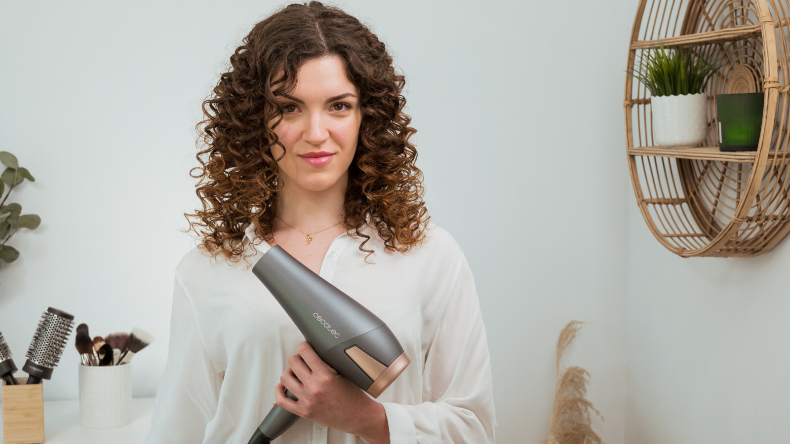 Pro Style: cuida del cabello mejorando el sellado de la cutícula para un acabado ultrabrillante y sin perdida de color. Además, el filtro de nuestro secador es muy cómodo y fácil de limpiar gracias a la rejilla trasera extraíble, que alarga la vida del secador y permite que funcione en niveles óptimos.