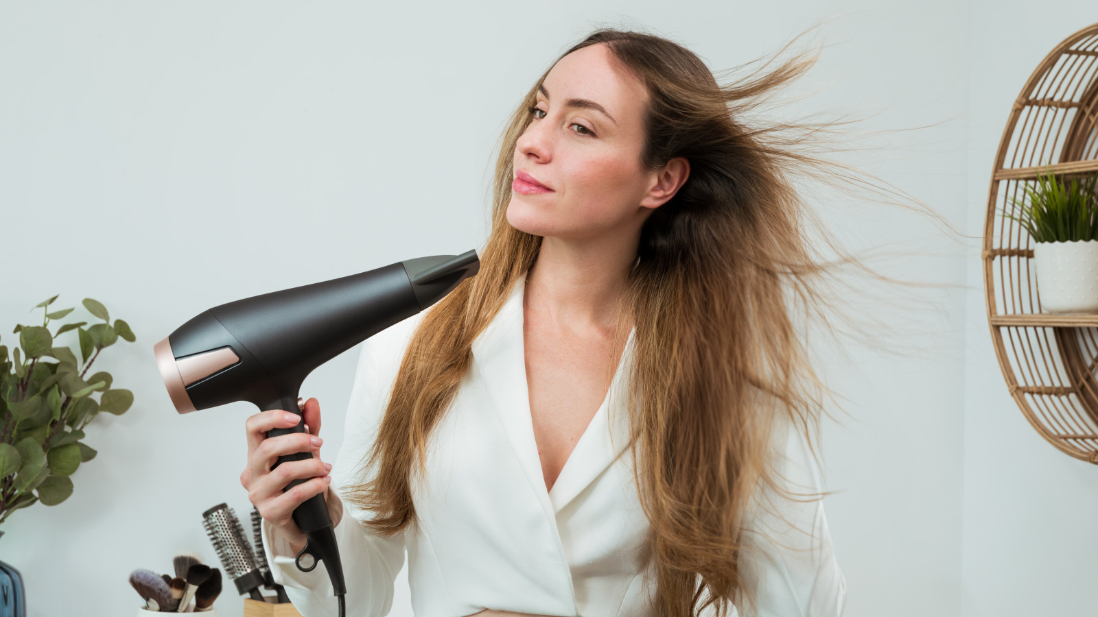 Potente motor AC de nueva generación con 2400 W para un secado rápido y uniforme. Gracias al ajuste de la temperatura y la velocidad podrás elegir los ajustes ideales para tu cabello y peinado. Cuenta con dos posiciones de velocidad y tres posiciones de temperatura, entre las cuales se encuentra la función de aire frío, ofreciendo un extra de fijación en el peinado para que se mantenga perfecto y duradero durante más tiempo.