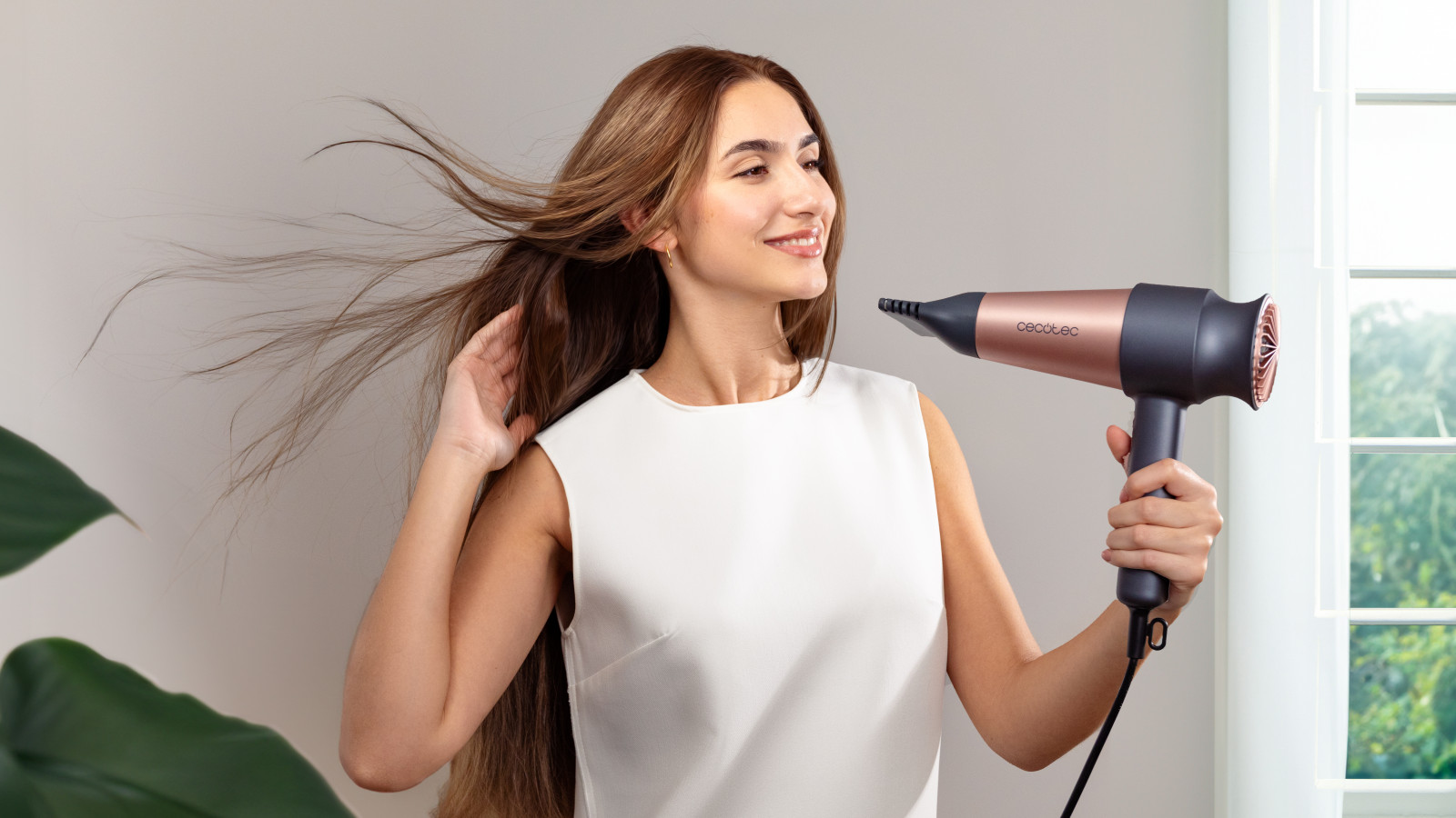 El motor digital Brushless mejora su eficiencia para maximizar sus 2000 W de potencia y sus 110000 rpm. Ligero y silencioso. Además, posee un gran caudal de aire para secar el cabello de forma rápida y eficiente y no dañar el color ni el brillo.