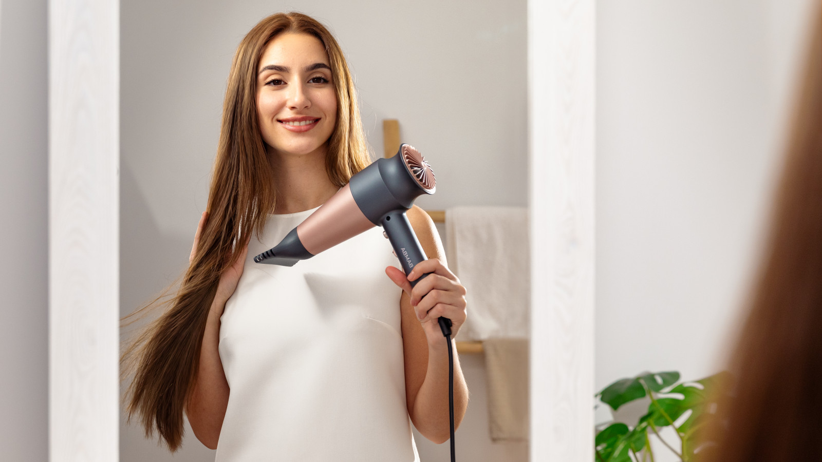 Incorpora una boquilla concentradra y un difusor. El difusor está diseñado para que los rizos queden más naturales y sin encrespamiento, mientras que la boquilla concentradora ayuda a definir y alisar el cabello.