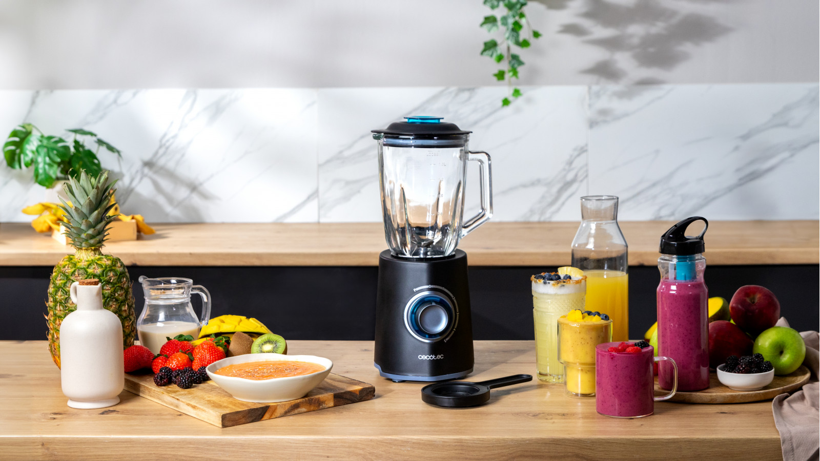Batidora de vaso con acabados en acero inoxidable que consigue un triturado óptimo gracias a sus 2000 W de potencia máxima.