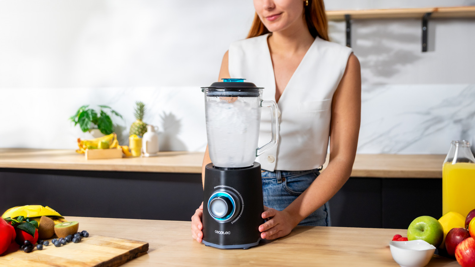 Incluye los siguientes accesorios: vaso sport, refrigerador y herramienta de fijación.