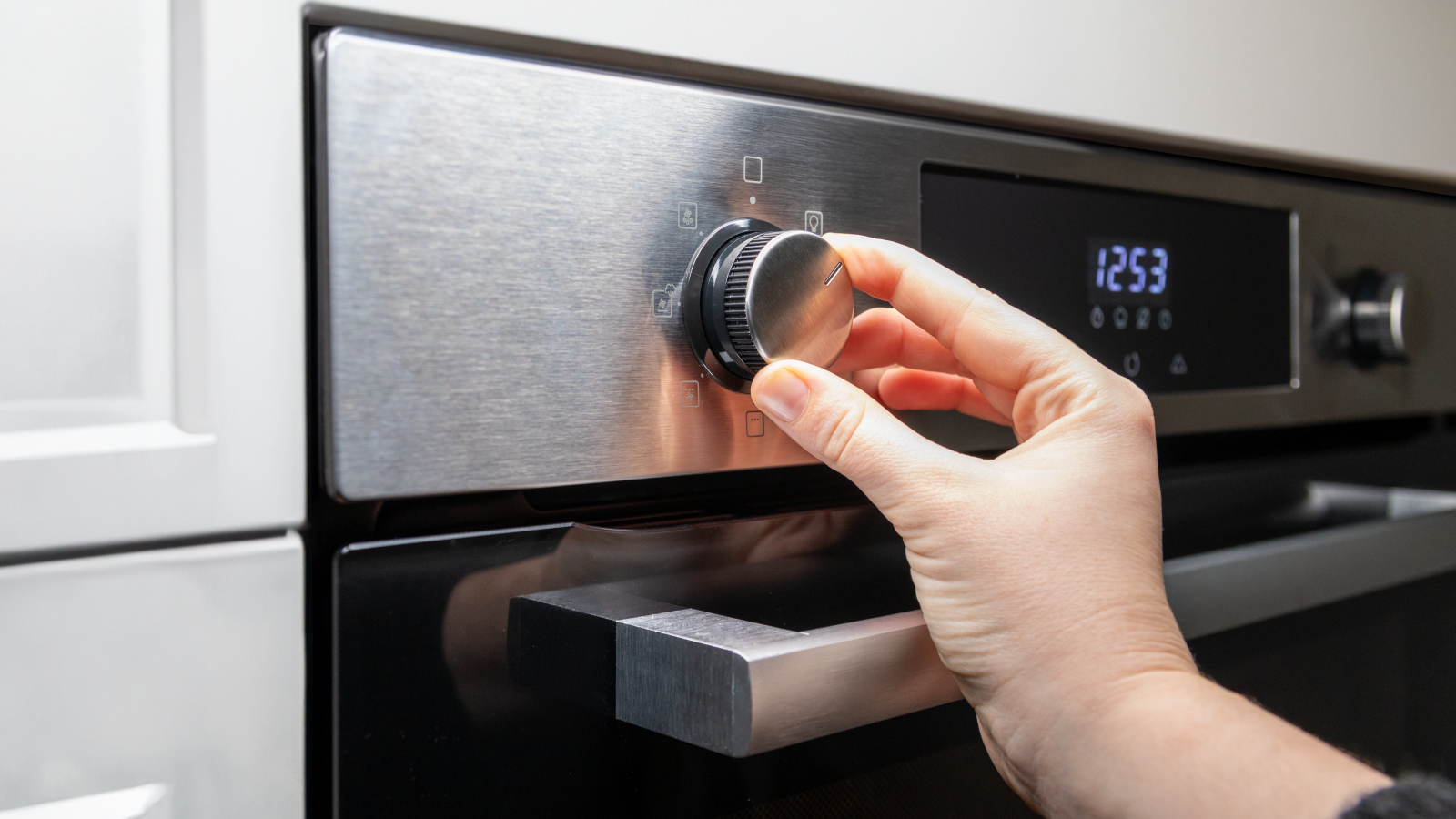 Clase energética A: ahorra en cada uso y reduce el consumo energético sin restar eficacia durante la cocción de tus recetas. Potencia de 2800 W: prepara todo tipo de recetas gracias a su enorme potencia.