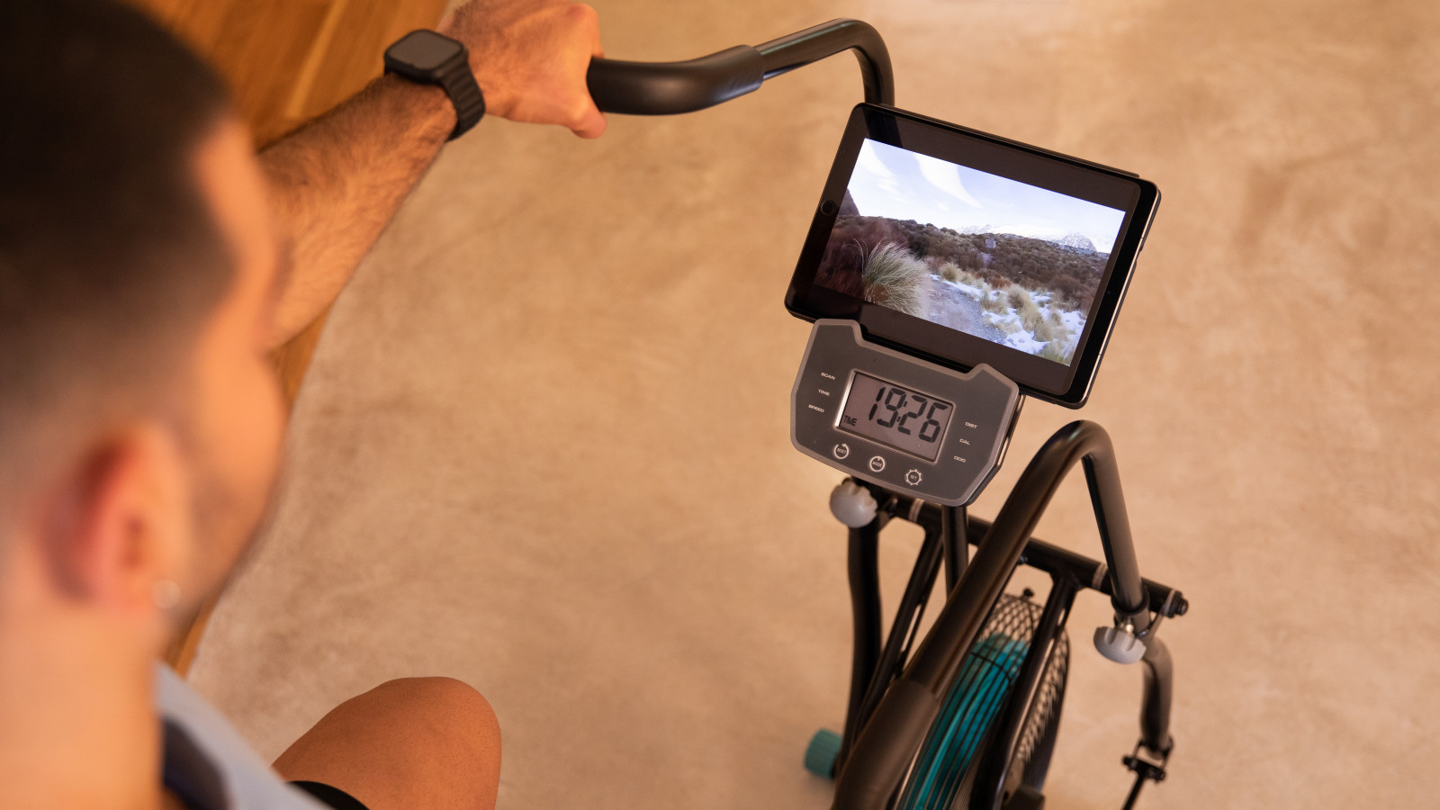 Pantalla LCD con soporte para dispositivos integrado: controla la distancia, la velocidad, el tiempo y las calorías con la función odómetro.
