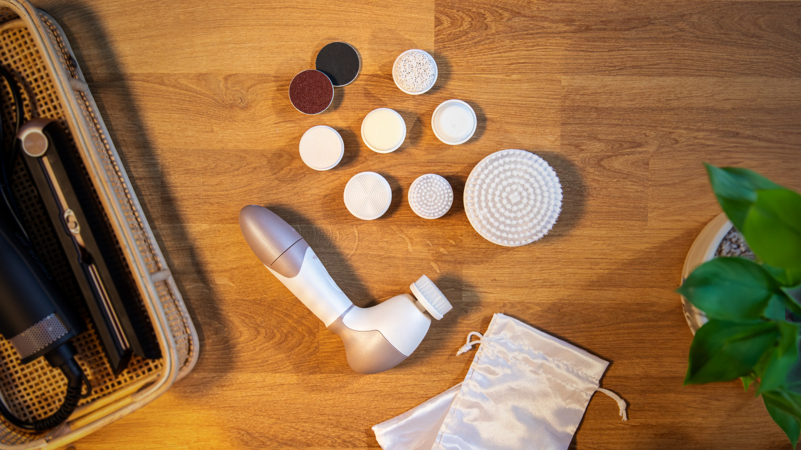 9in1: nuestro cepillo TotalClean incluye 9 cabezales: 2 cepillos faciales, 1 cepillo facial de silicona, 2 esponjas faciales, 3 limas, dos para pies y una para uñas y un cepillo corporal.