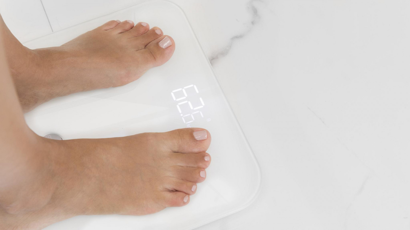 Dispone de un amplio rango de medición, desde los 5 kg (11 lb) hasta los 180 kg (400 lb) con graduación de 100 g (0,2 lb) y 4 sensores de alta precisión.