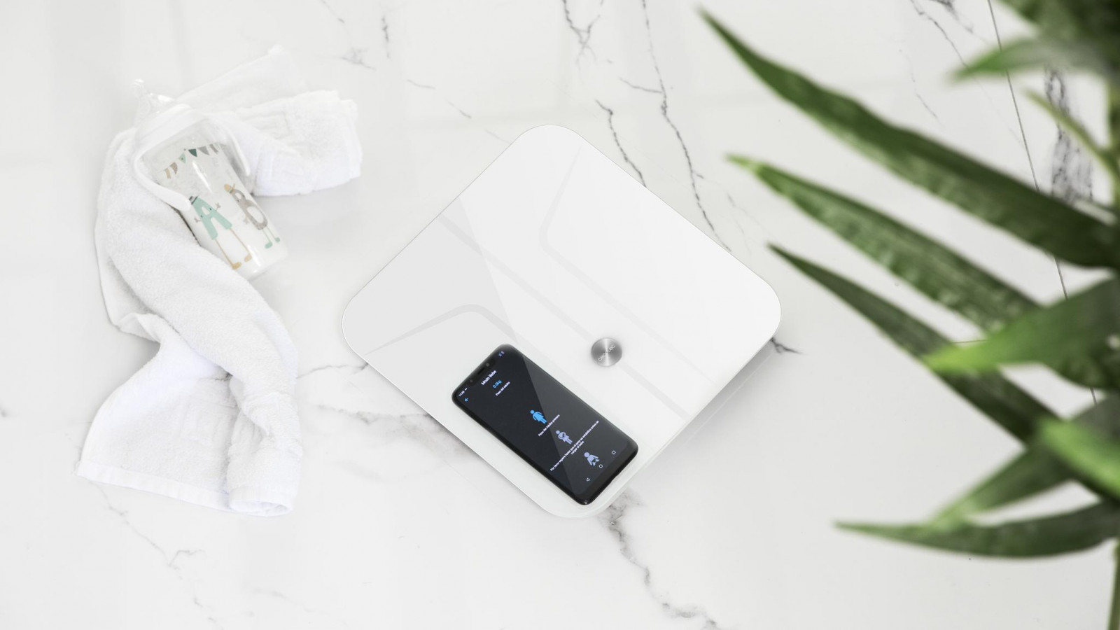 Dispone de la función BabyWeight, que permite conocer el peso de los más pequeños sin perder precisión, función de autoapagado, indicador de sobrecarga e indicador de batería baja.