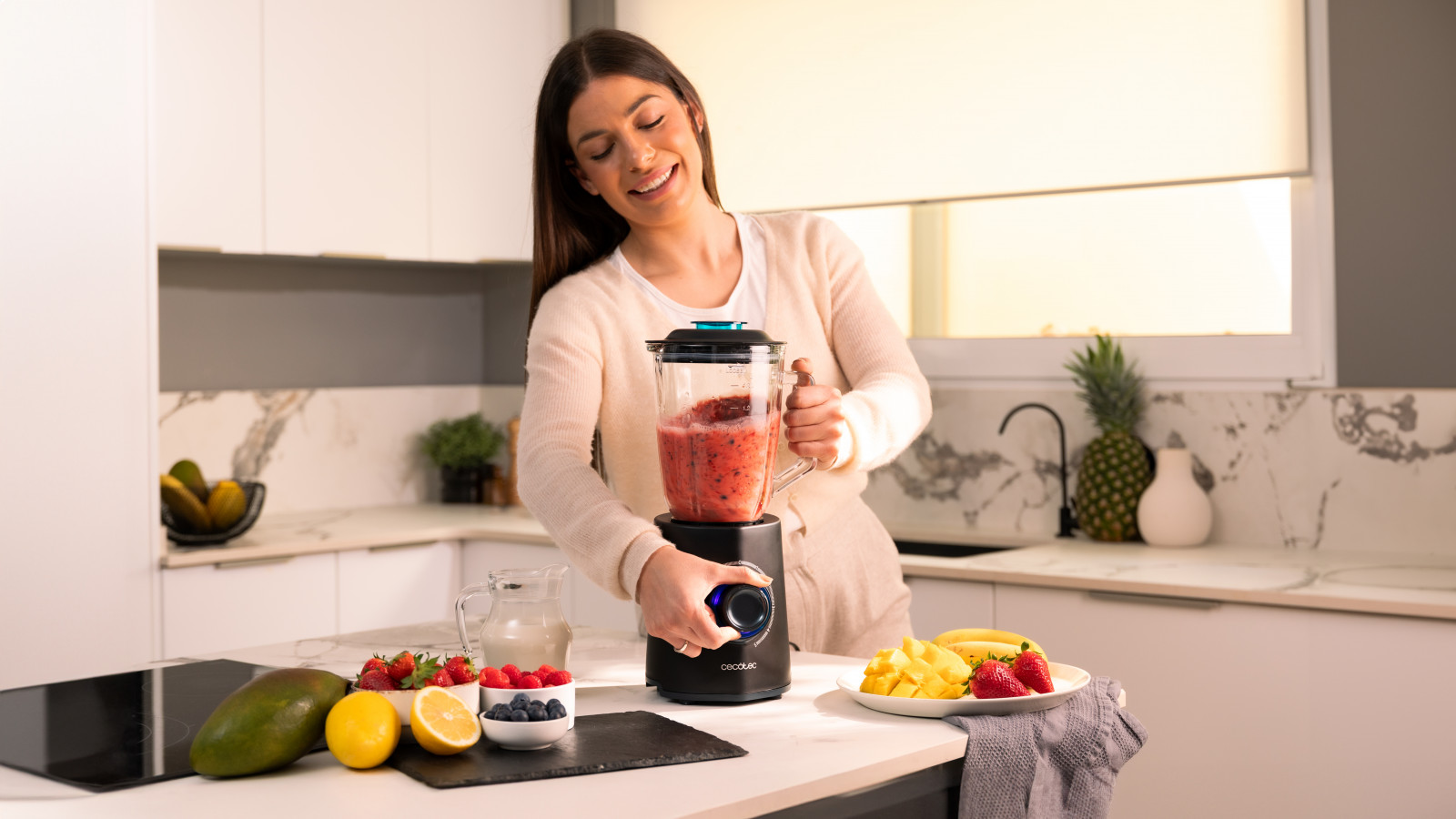 Batidora de vaso con acabados en acero inoxidable que consigue un triturado óptimo gracias a sus 2300 W de potencia máxima.