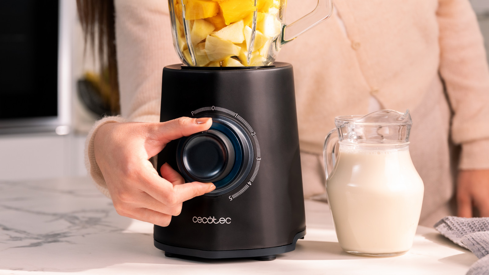 Incluye los siguientes accesorios: vaso sport, refrigerador, filtro y herramienta de fijación para un uso completo y personalizado.
