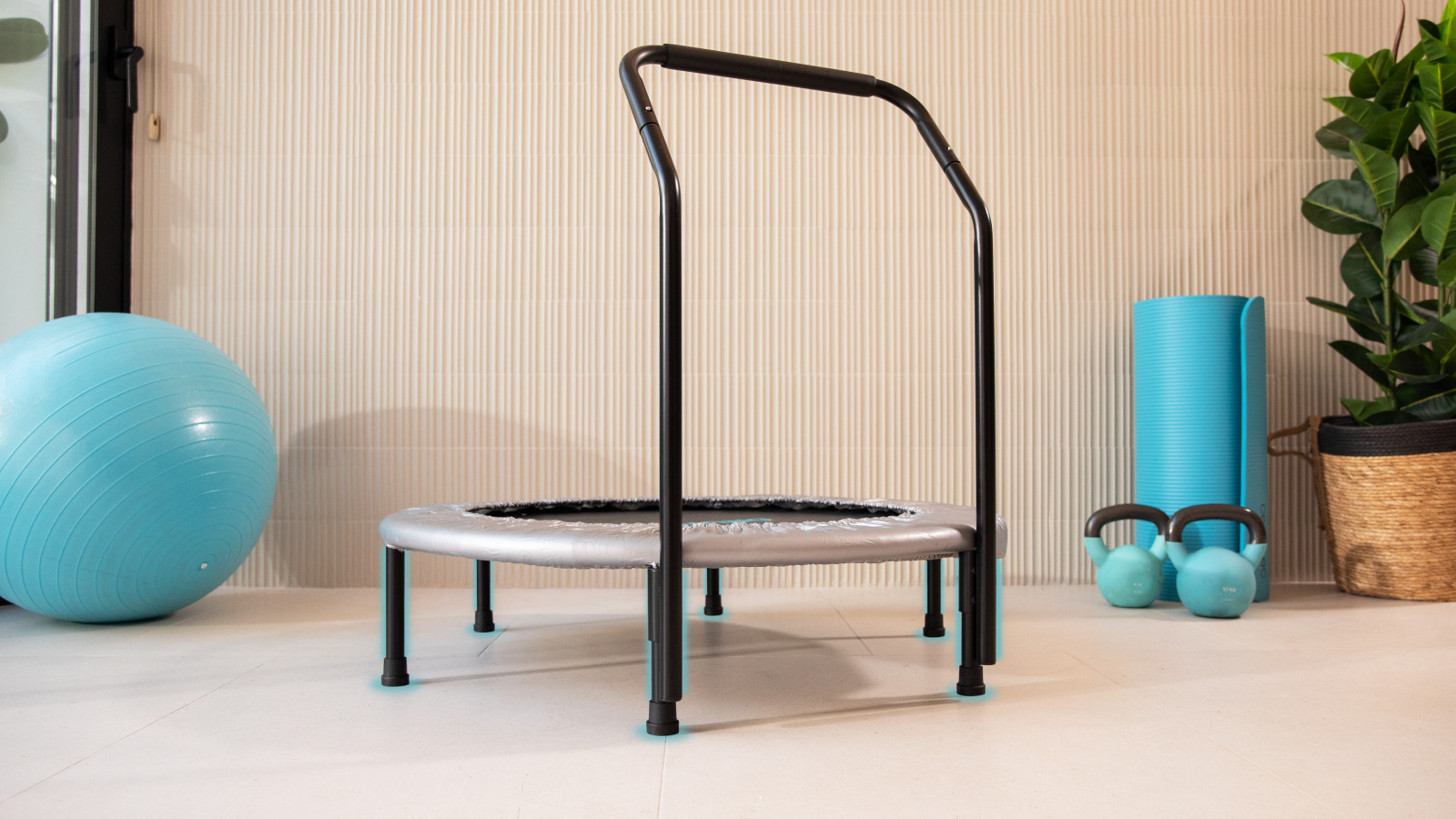 Estable y sólido: el trampolín presenta una base de 6 patas que proporcionan estabilidad y solidez a la estructura.