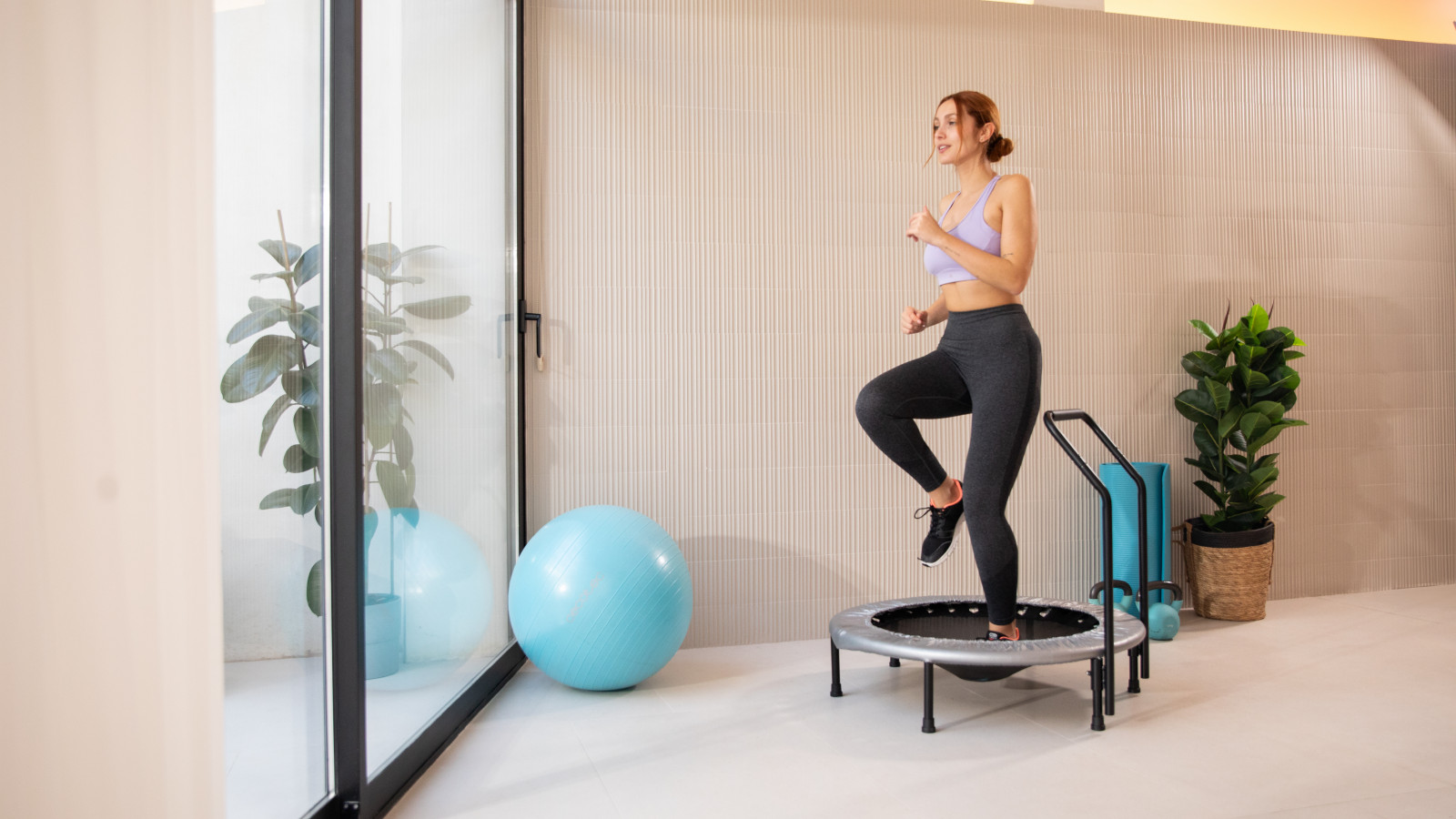 Tonifica el tren inferior: es ideal para trabajar la musculatura del tren inferior, además del equilibrio, coordinación y habilidades motoras bilaterales.