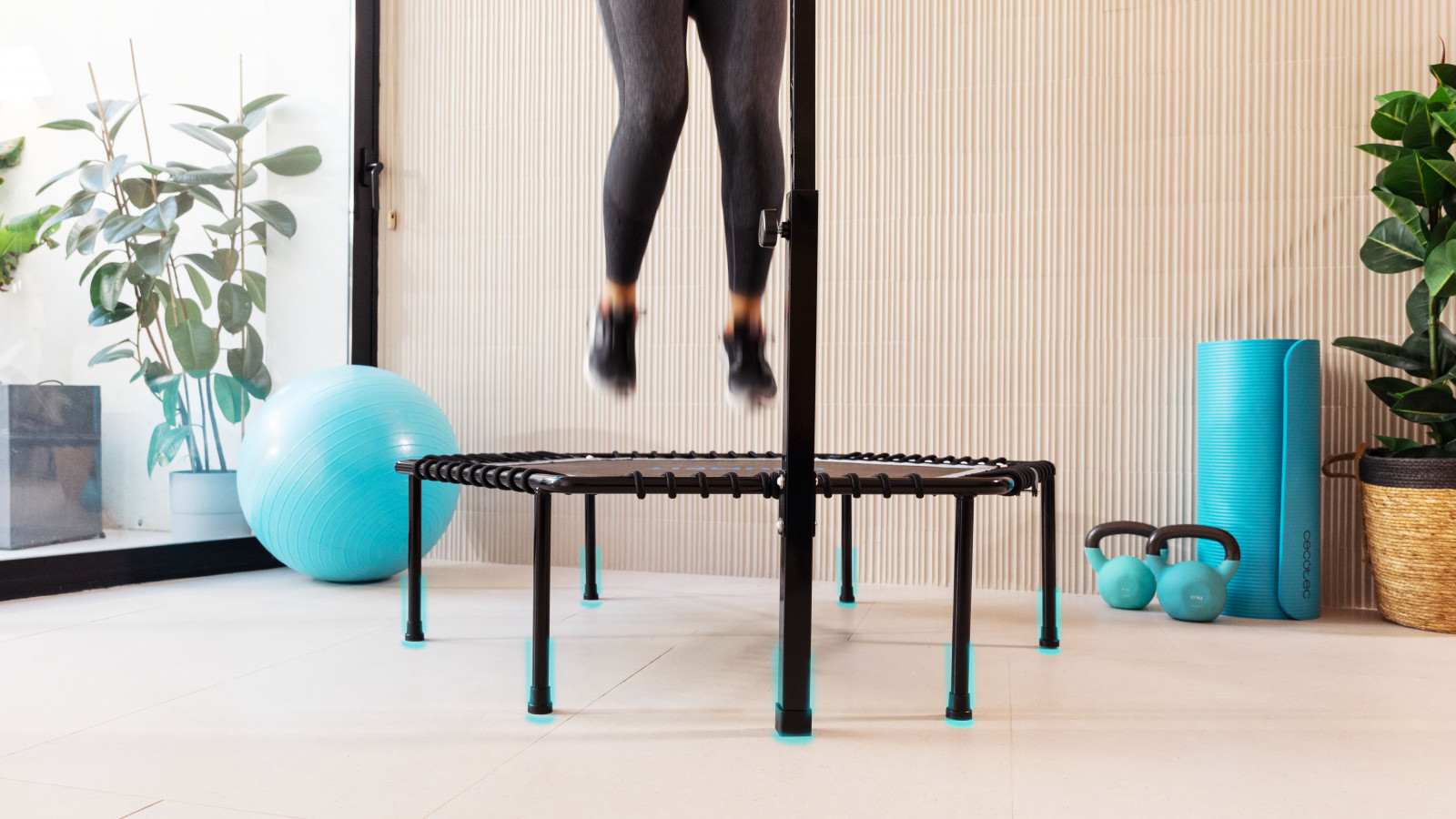 Estable y sólido: el trampolín presenta una base de 7 patas que proporcionan estabilidad y solidez a la estructura.