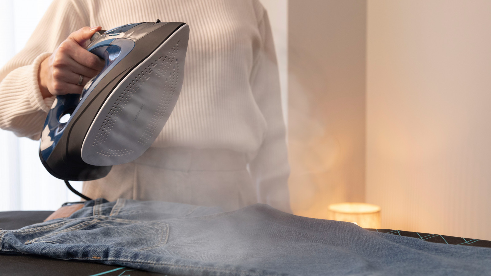 Turbo Slide: suela de gran resistencia y antiadherencia y con una innovadora tecnología que facilita el desplazamiento sobre las prendas y permite un planchado más ágil y seguro.