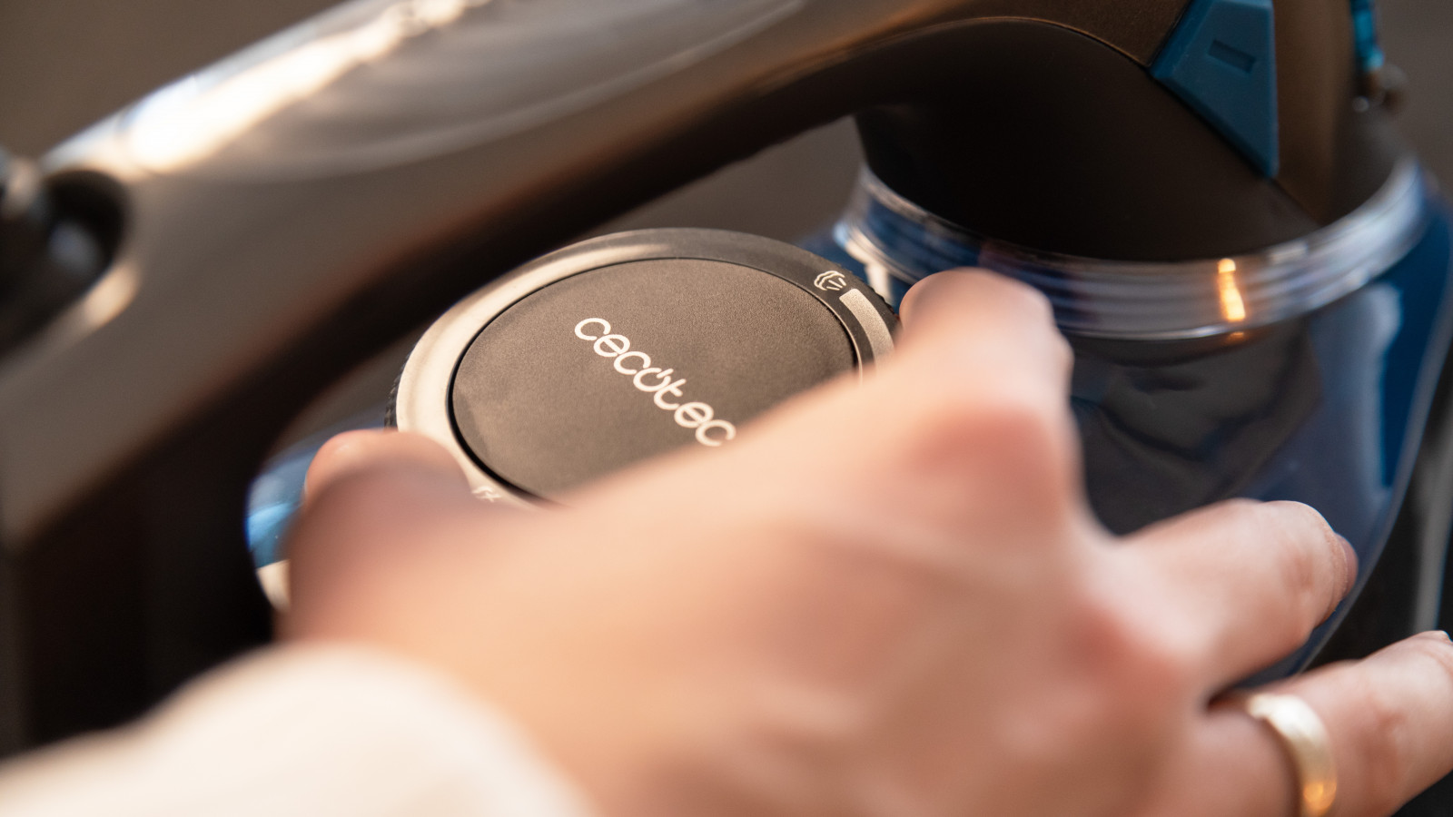 Sistema de seguridad Smart Auto OFF contra sobrecalentamientos que apaga automáticamente la plancha si no se está utilizando. Precision Tip: punta de precisión que ayuda a eliminar las arrugas más inaccesibles, ofreciendo un planchado ágil y cómodo.