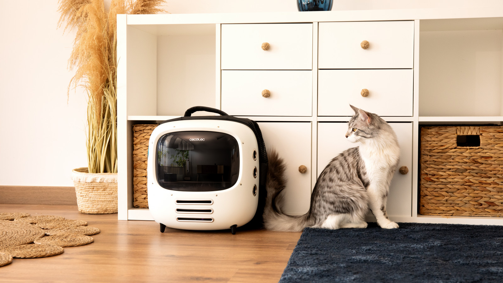 Sistema de ventilación: el transportín cuenta con materiales que permiten la circulación de aire natural y ventiladores que aportan frescor a tu mascota en todo momento.