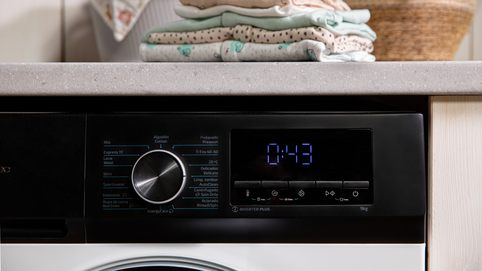 Con la función Delay Start, puedes planificar el lavado para que termine a la hora que más te convenga. La función Stop&Go permite pausar la lavadora para añadir o retirar prendas. Eleva tu experiencia de lavado con su display LED y elegantes acabados cromados. El Modo Eco reduce el consumo y el ruido, y la función Kid Lock asegura que los niños no puedan controlar la lavadora, previniendo accidentes en el hogar.