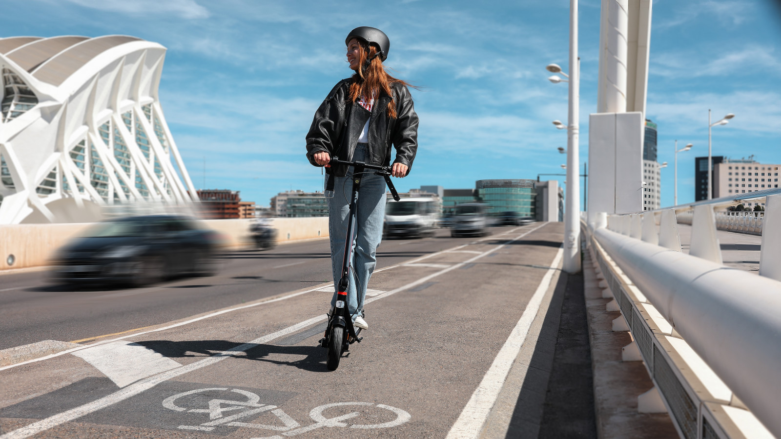 AUTONOMÍA
Equipada con una batería de 10.000 mAh 360 WH(36V 10AH), este patinete ofrece una autonomía de hasta 40 km* en condiciones óptimas, lo que lo hace adecuado para los clientes dentro de la ciudad.