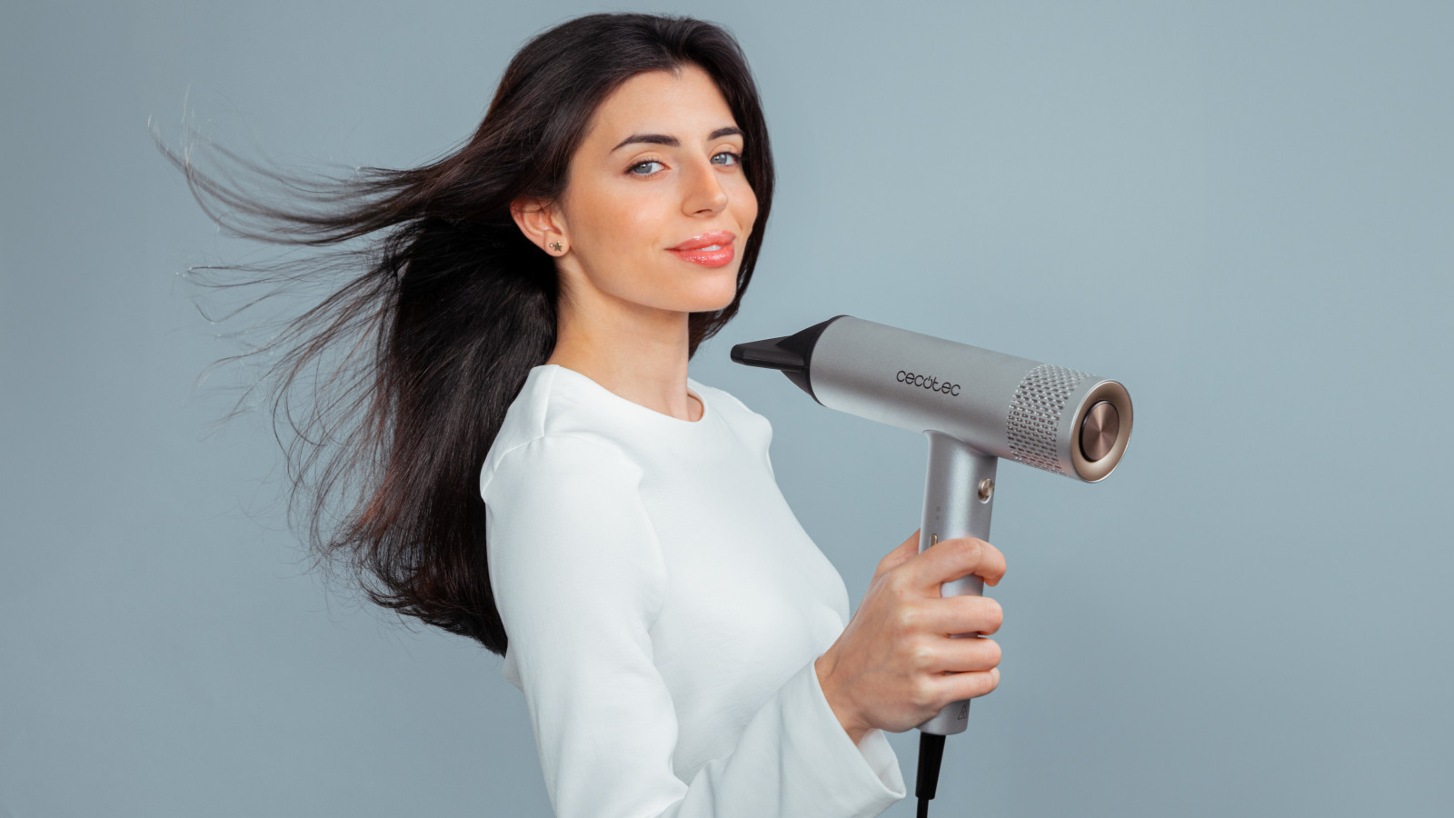 Motor digital Brushless: gran eficiencia de su motor que maximiza sus 2000 W de potencia y sus 105000 rpm. Además, es más ligero y silencioso. Ion Real: los iones del secador actúan en el cabello para dejarlo mucho más brillante e hidratado y potencian el antiencrespamiento natural.