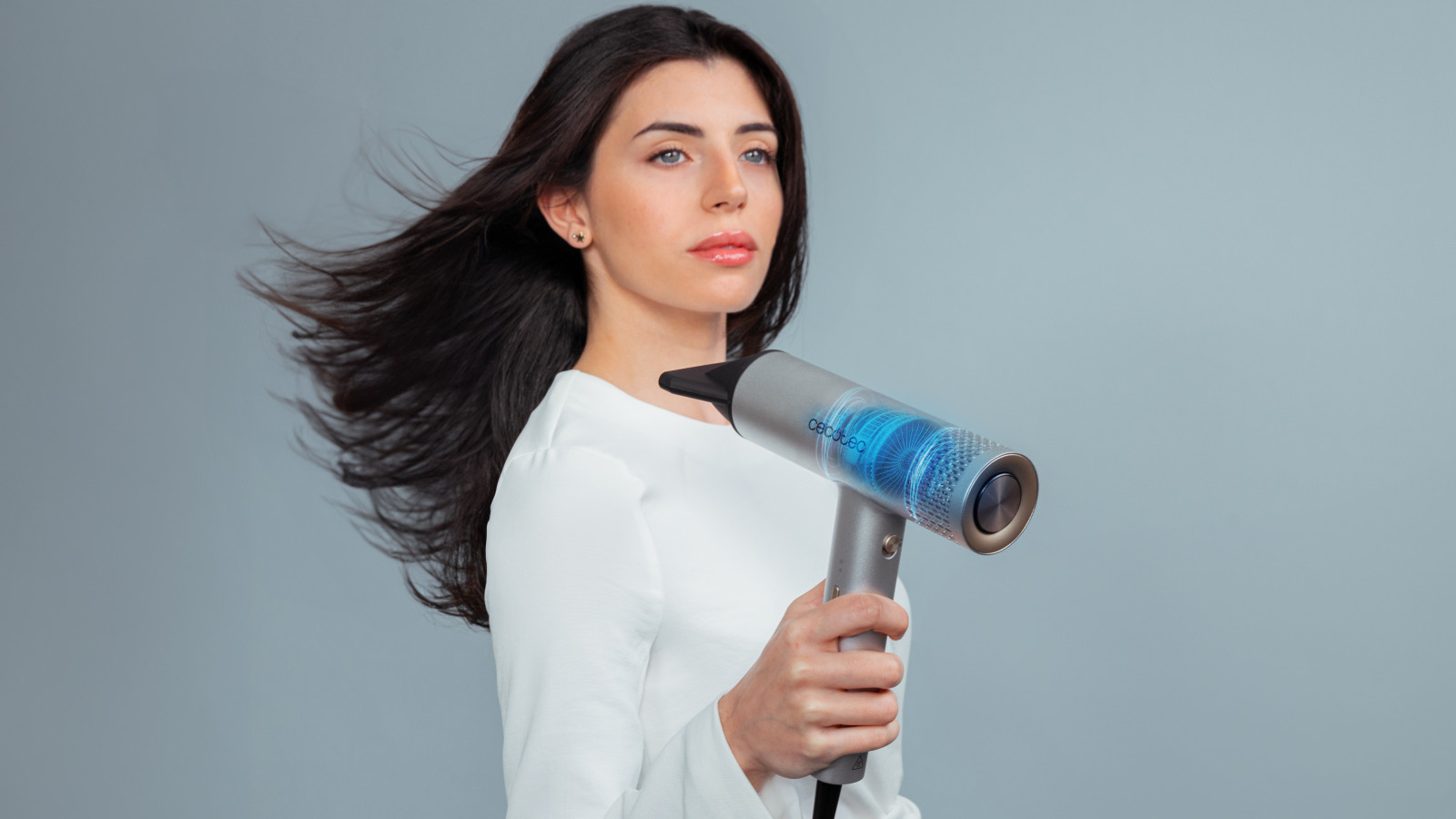 Se adapta a tu cabello: dispone de 4 ajustes de temperatura, de entre los cuales se encuentra el aire frío, que permiten regular la temperatura para adaptarse así a todo tipo de cabellos. Incluso la temperatura mínima sería apta para bebés, ya que se trata de un calor suave y agradable de 45 ºC.