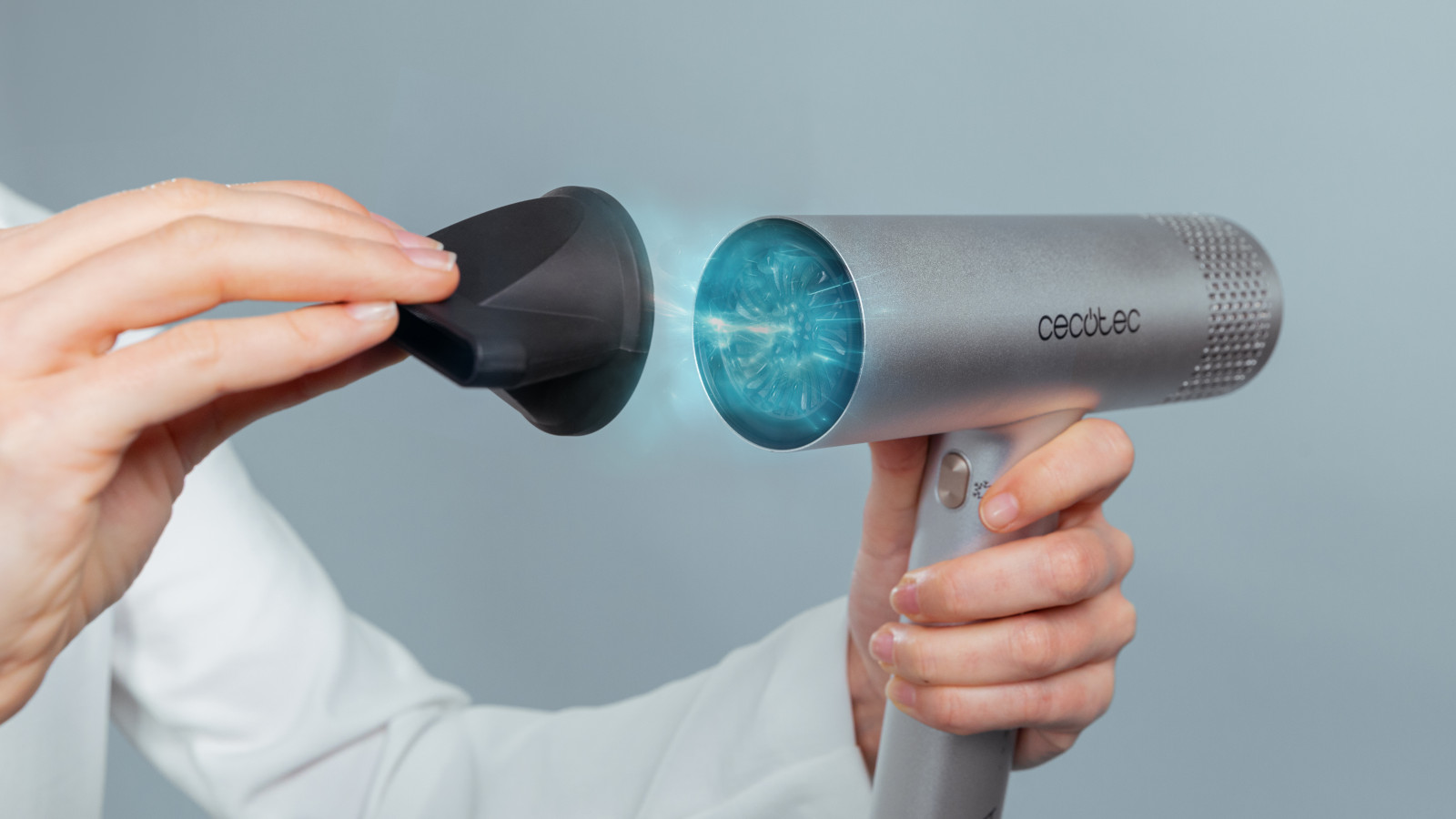 Vida útil más larga: la vida útil del secador es mucho más larga en comparación con otros secadores convencionales, debido a que se han eliminado las escobillas en el motor digital, por lo que se evita el desgaste que éstas generan. Tecnología Air Repair: hidrata tu pelo mientras lo estás usando, mejorando el aspecto mientras evita los daños producidos al aplicar calor en el cabello.
