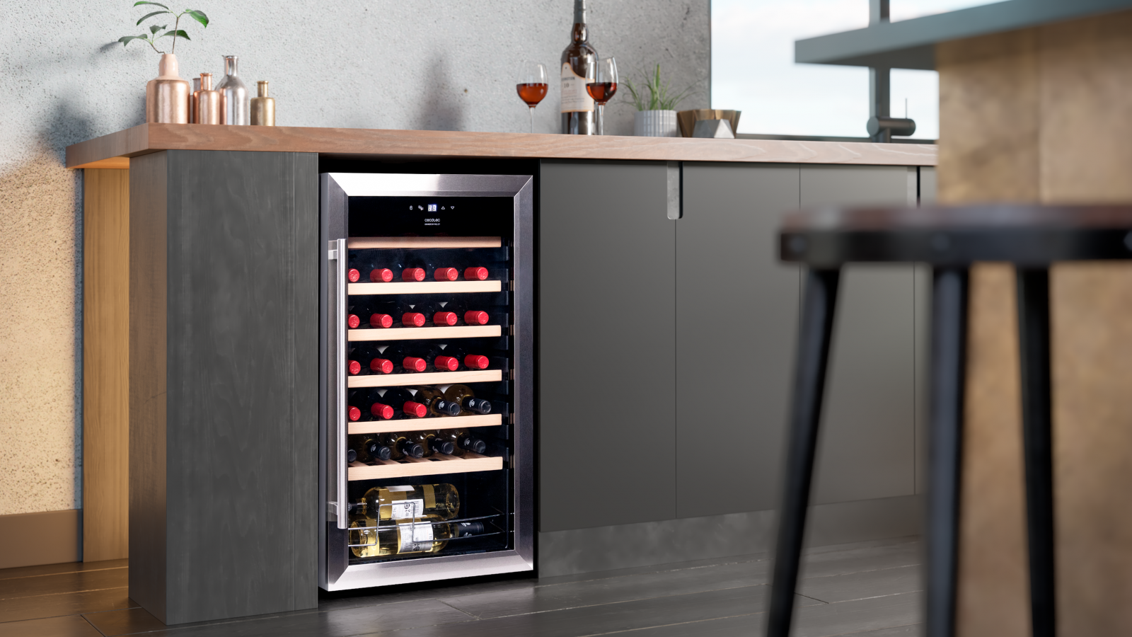 Guarda tus vinos sin problemas gracias a su gran capacidad de 80 litros, ideal para 34 botellas. Enfriamiento por compresor que mantiene tus botellas de vino a la temperatura adecuada.