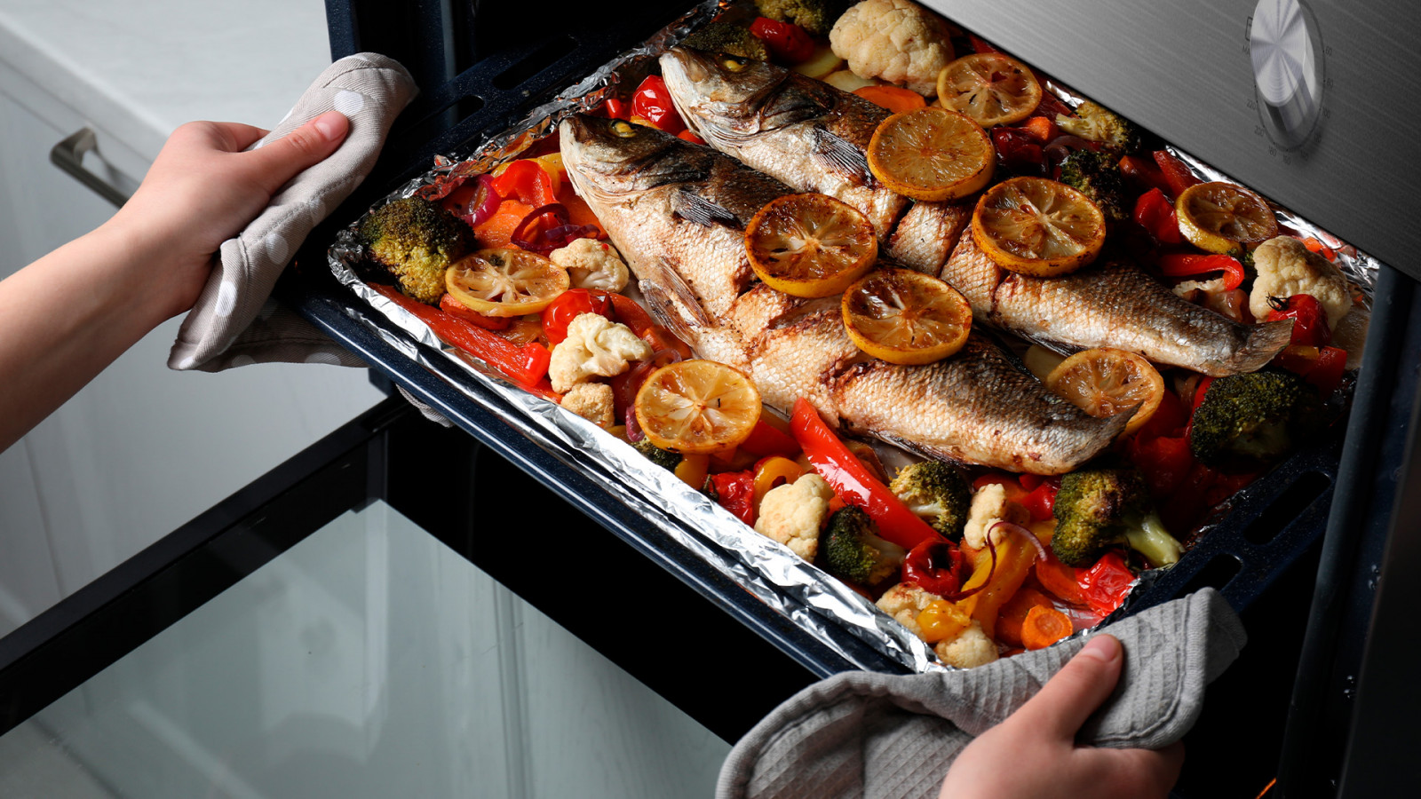 Clase energética A: cocina tus recetas preservando la eficiencia energética. Potencia de 2800 W: prepara todo tipo de recetas gracias a su enorme potencia que consigue resultado perfectos en menos tiempo.