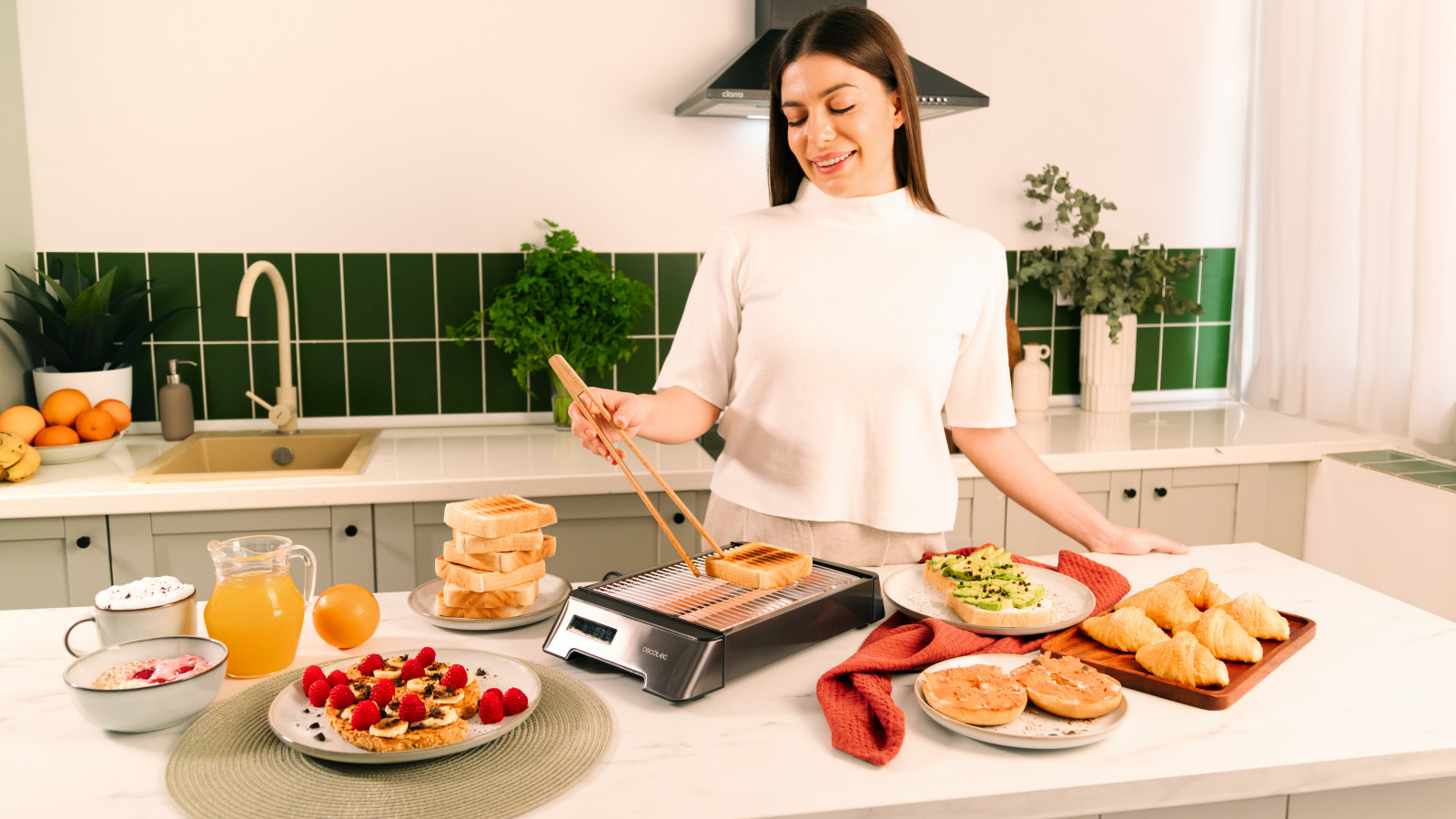 1000 W de potencia: su potencia garantiza que tus tostadas estén crujientes y doradas a la perfección, permitiéndote comenzar tu día con deliciosas tostadas, panecillos, croissants, o cualquier otro tipo de pan y bollería.