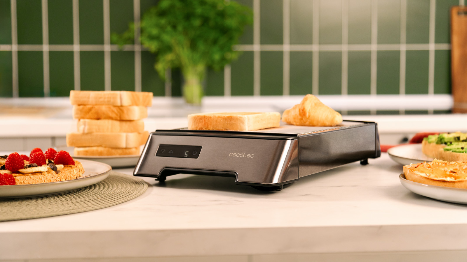 Tres resistencias de cuarzo: este tostador no solo calienta más rápido, sino que también lo hace de manera uniforme, reduciendo el tiempo de espera para disfrutar de tu desayuno lo antes posible.