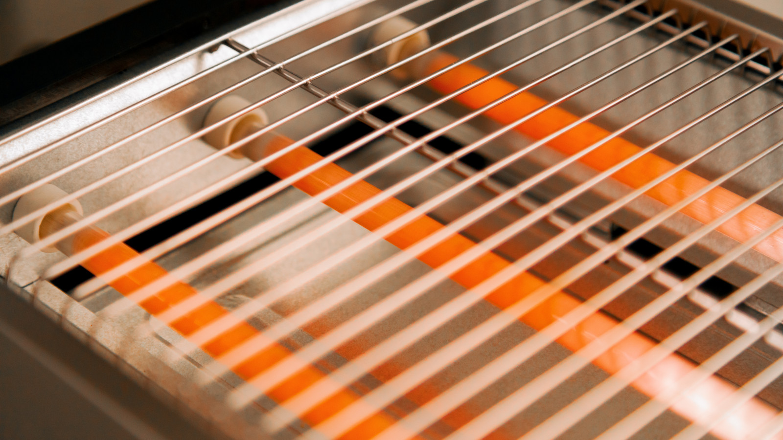 Acabados en acero inoxidable: sus elegantes acabados en acero inoxidable no solo añaden un toque moderno a tu cocina, sino que también aseguran durabilidad y resistencia al desgaste, manteniendo su atractivo durante mucho tiempo.