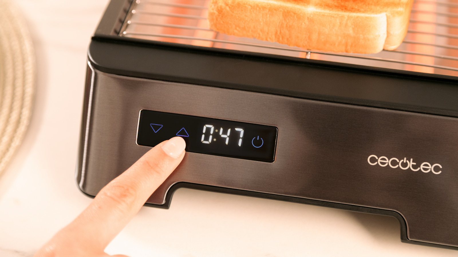 Control táctil moderno y elegante que permite un manejo fácil y sin complicaciones para asegurarte de que tus tostadas estén exactamente como te gustan, con solo un toque.