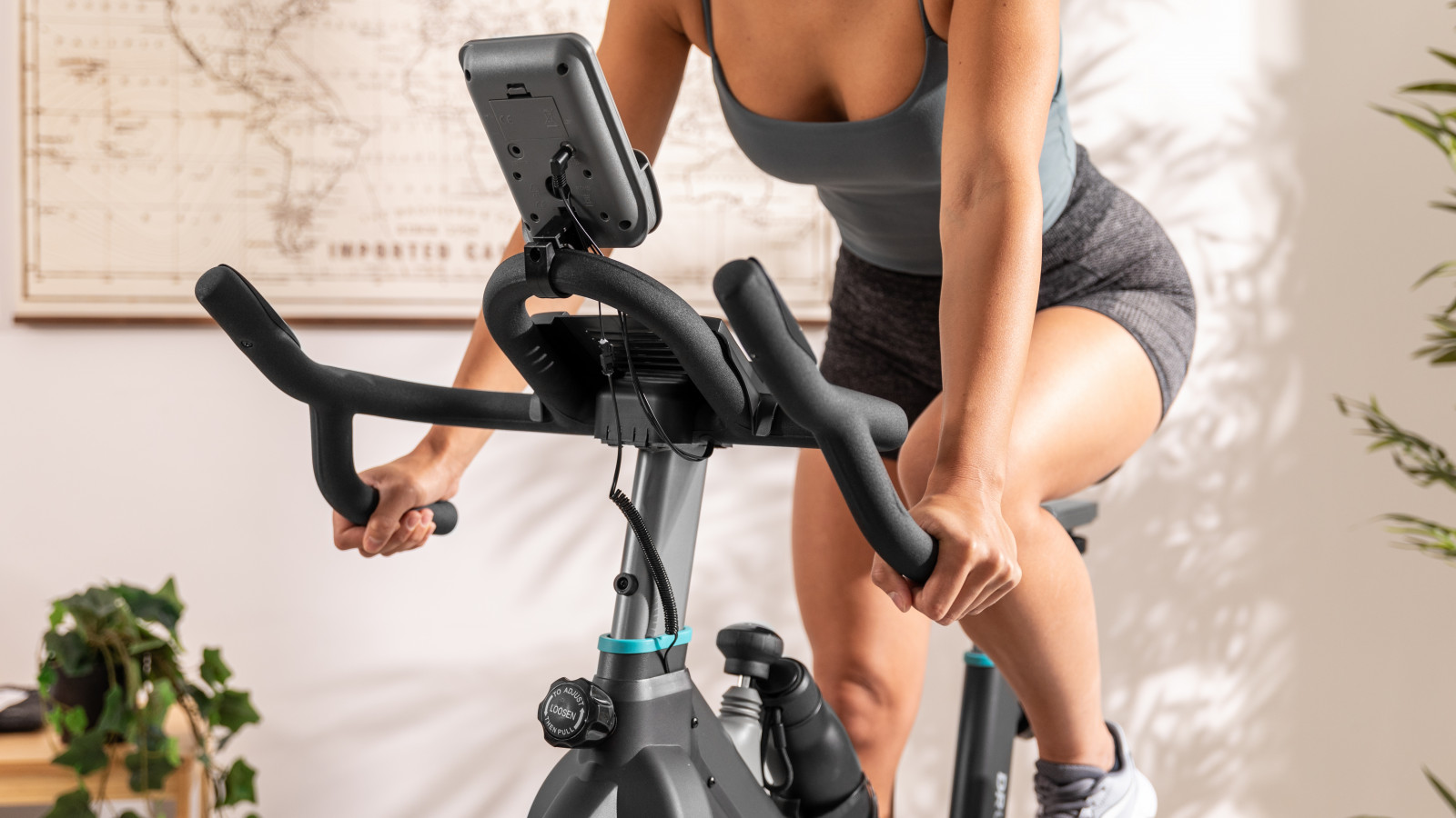Manillar deportivo, ergonómico y antideslizante. Ajusta el sillín: siéntete cómodo en todo momento con su sillín ajustable vertical y horizontalmente.