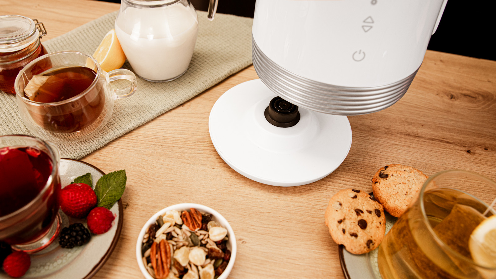 Base de 360º que favorece la comodidad de diestros y zurdos. Filtro anti-cal desmontable para conseguir una limpieza eficaz y un mantenimiento duradero de tu hervidor.