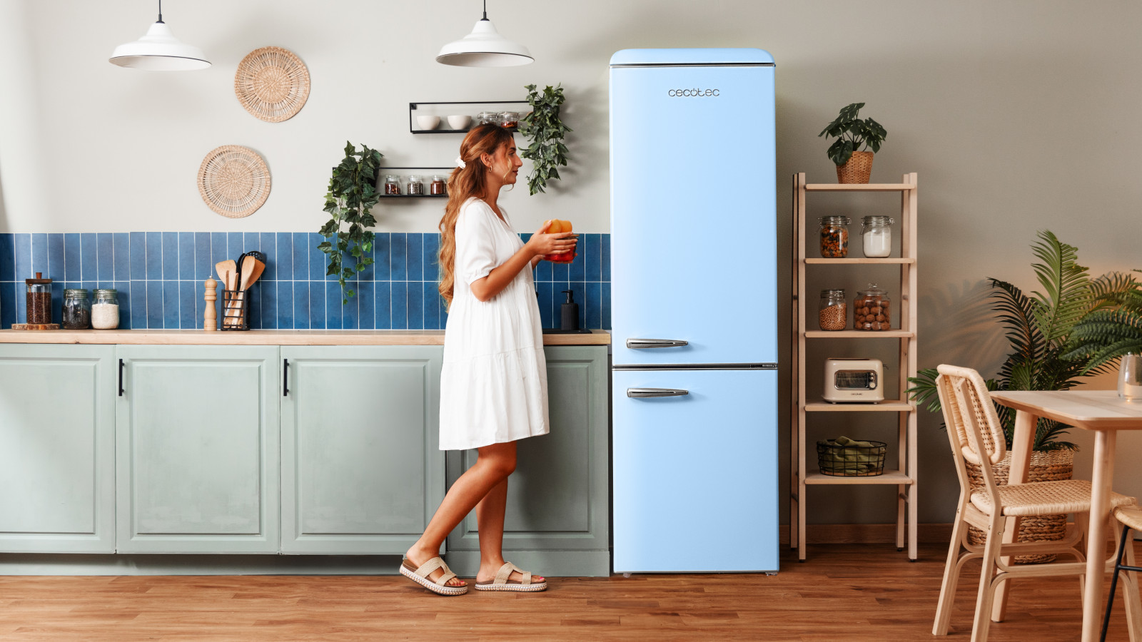 Capacidad de 300 L que permite almacenar una gran variedad de alimentos, con acceso fácil y ordenado.