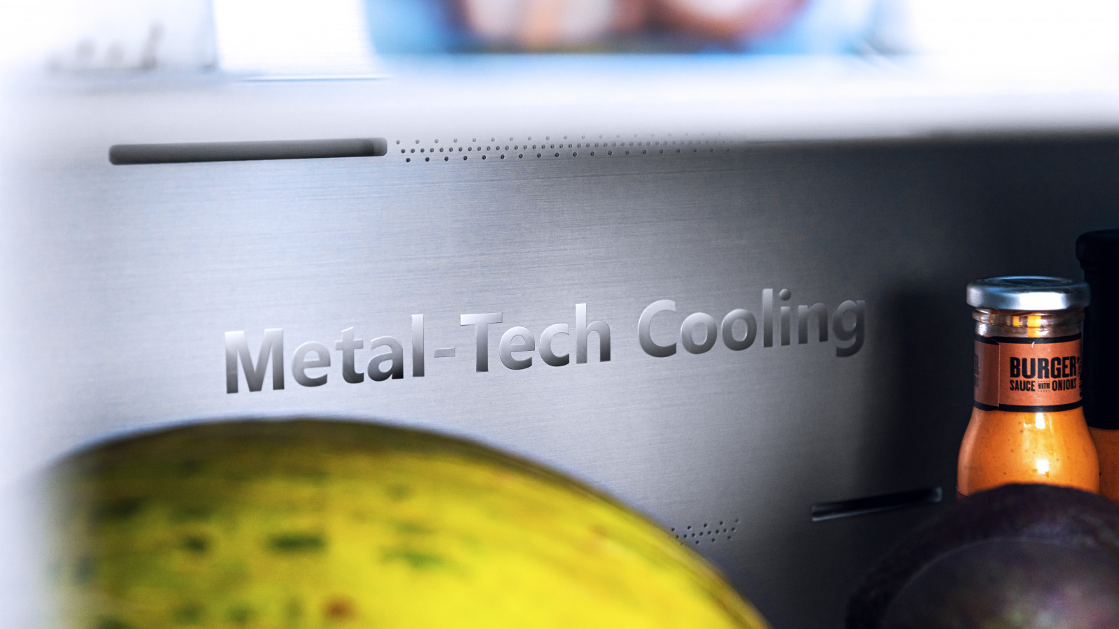 Dispensador de agua: disfruta de agua fría sin tener que abrir la nevera. Metal Cooling: placa que mejora la distribución del frío en todo el compartimento. Fast Cooling: mayor rapidez en la refrigeración de los alimentos. Fast Freezing: congelado de manera ultrarrápida.