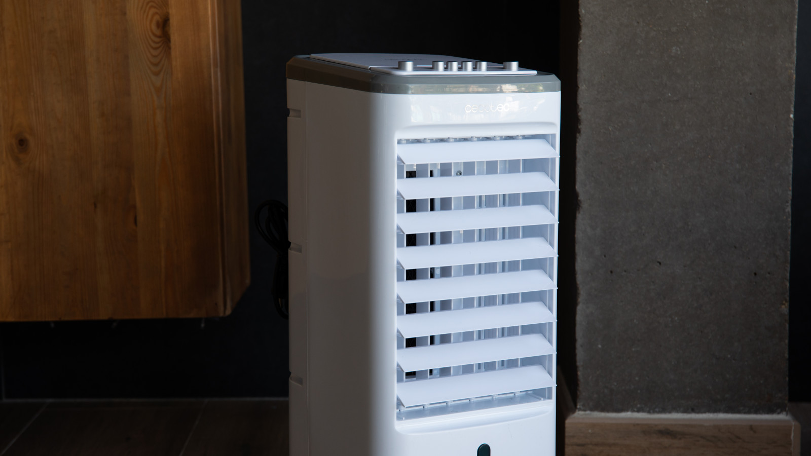 Ruedas multidireccionales: su diseño cuenta con ruedas multidireccionales para que lo puedas llevar de una estancia a otra sin esfuerzo. 2 enfriadores: junto con el climatizador se incluyen también 2 enfriadores, ideales para disminuir la temperatura del agua, y por lo tanto, del flujo de aire.
