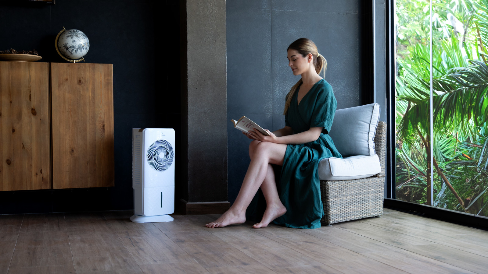 Panel de control superior táctil: permite controlar el funcionamiento del climatizador de manera cómoda y sencilla. Mando a distancia: para controlar el climatizador desde cualquier lugar sin tener que acercarse al mismo y cambiar su configuración seleccionada de forma rápida e intuitiva.