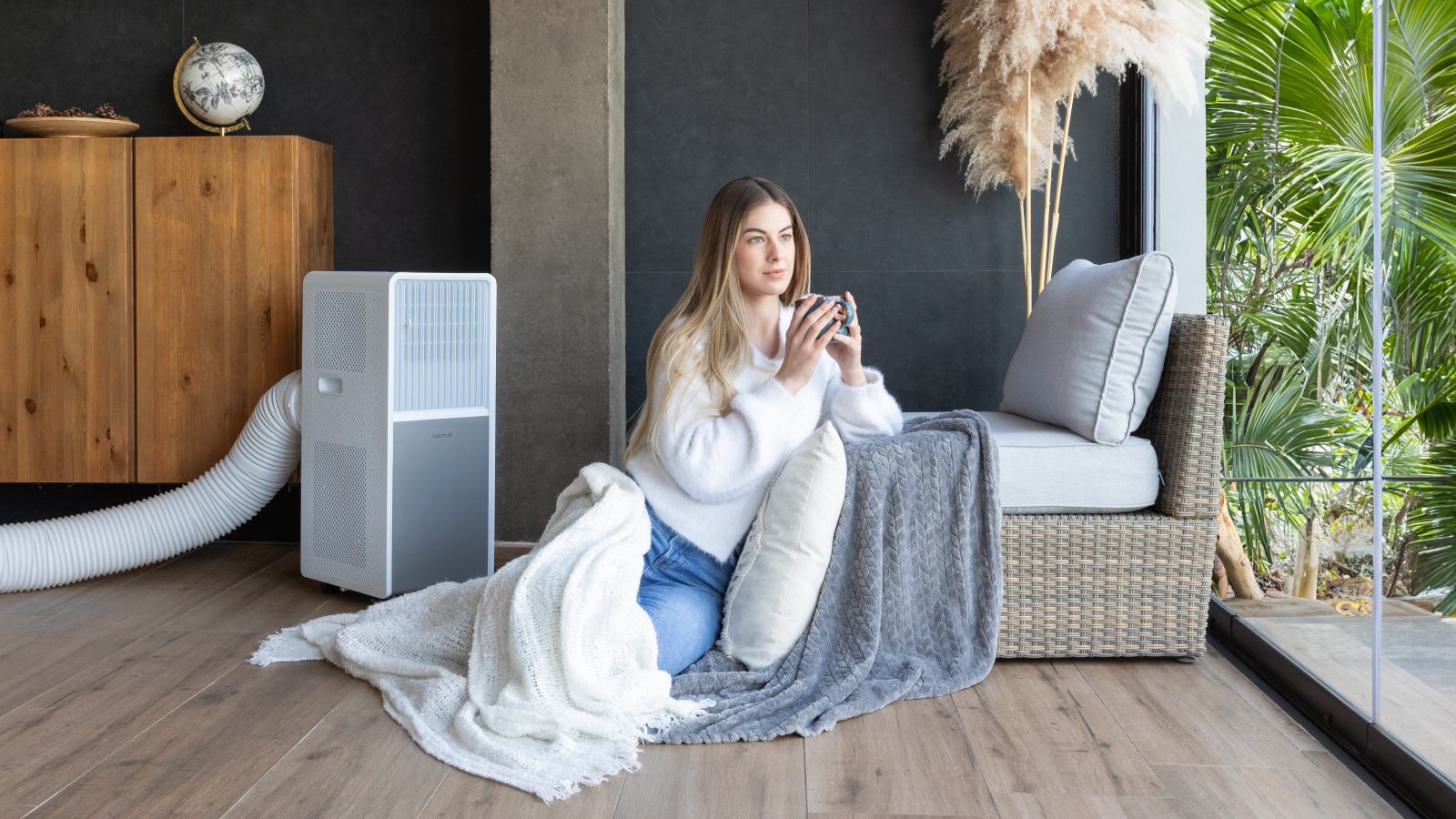 5 modos de funcionamiento: modo Ventilador, modo Refrigeración, modo Calefacción, modo Deshumidificación (capaz de captar hasta un máximo de 24 litros al día) y modo Noche. 2 velocidades del aire acondicionado: adapta su funcionamiento según la necesidad de cada momento. Podrás elegir entre velocidad Baja o Low y velocidad Alta o High.