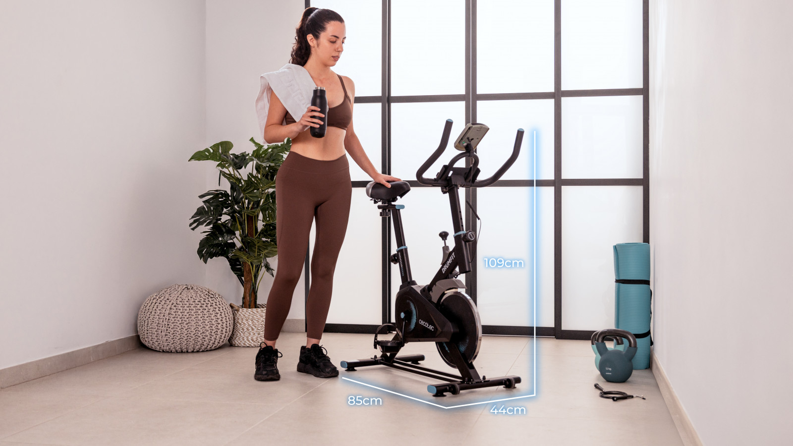 Ideal para espacios reducidos: gracias a su tamaño compacto y a sus dimensiones de 85 x 44 x 109 cm, podrás entrenar en espacios reducidos sin problemas.