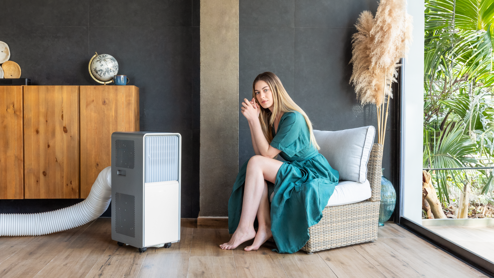 Gran capacidad: aire acondicionado portátil con una capacidad de enfriamiento de 12000 BTU, equivalentes a 3000 frigorías. Dicha capacidad facilita conseguir la temperatura deseada en la estancia de manera rápida y eficaz. Su gran área de cobertura de 28 m² permite adaptar y modificar la temperatura de la estancia a los grados deseados.