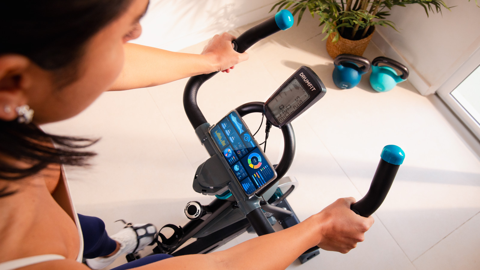 Mira su display: incluye pantalla LCD con soporte para dispositivos, que muestra calorías, distancia, tiempo y revoluciones por minuto.