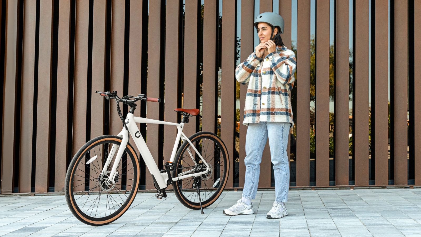 Sus ruedas de 28" proporcionan el agarre y la adherencia que necesitas para poder circular por el entorno urbano de forma cómoda.