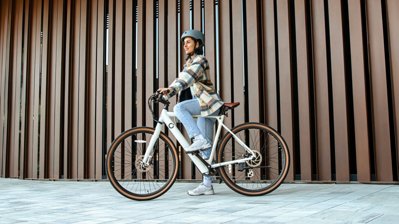 Controla tu bici desde el display LCD: Velocidad, kilómetros, nivel de asistencia y luces, todo desde la pantalla al alcance de tu mano.
