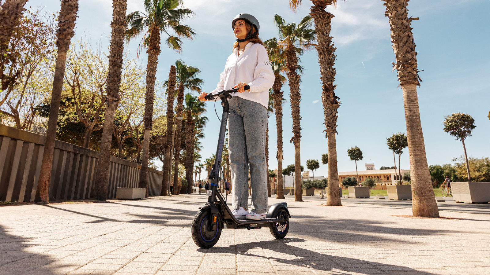 Supera las pendientes: patinete eléctrico con una potencia de 300 W y pico máximo de 630 W, capaz de superar pendientes y obstáculos.
