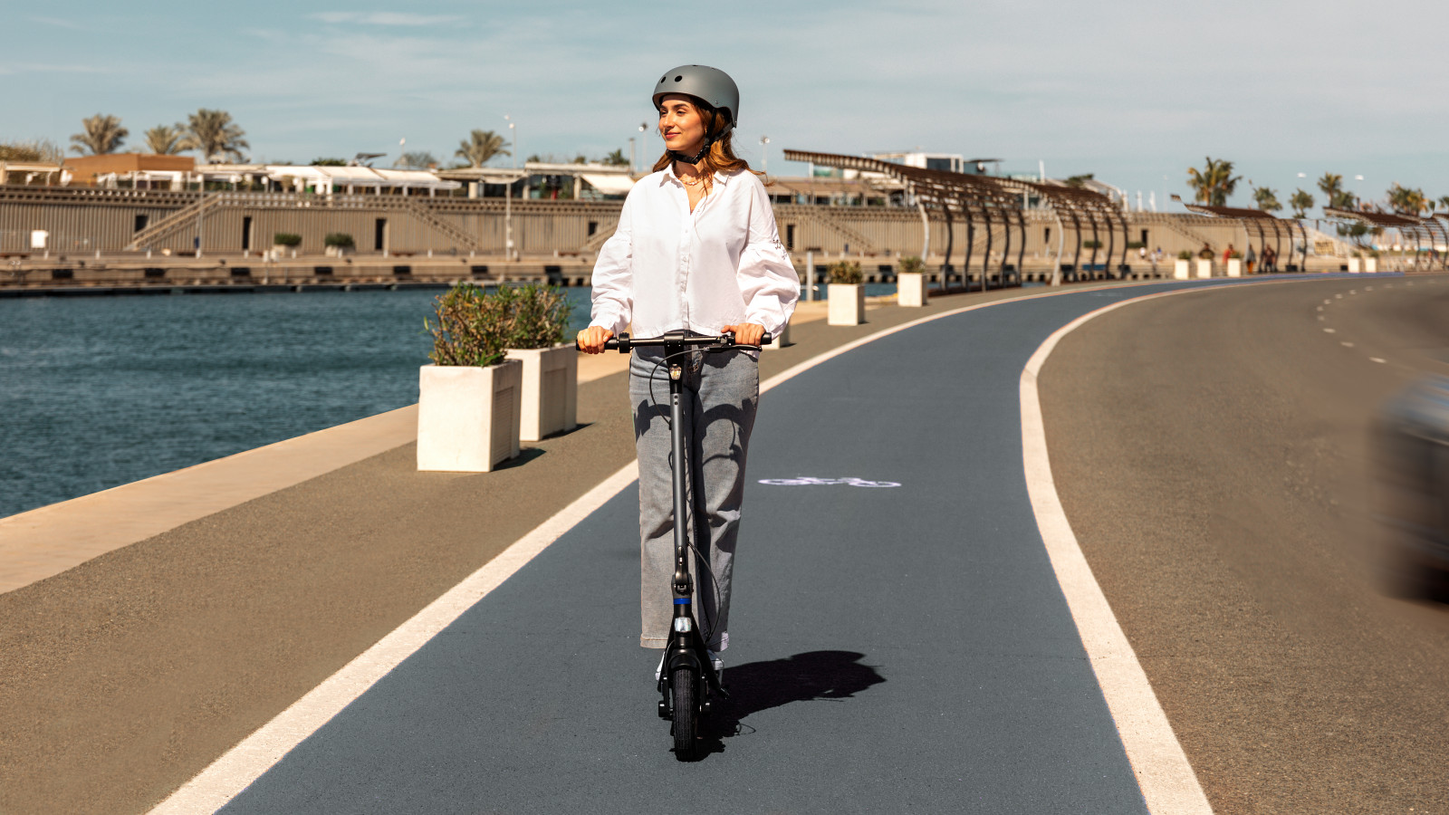 Disfruta su autonomía: con su autonomía de 20 km podrás recorrer largas distancias del día a día sin ningún problema. Máximo rendimiento: batería de 180 Wh, 36V y 5 Ah, que te asegura un rendimiento impecable en cada uso.