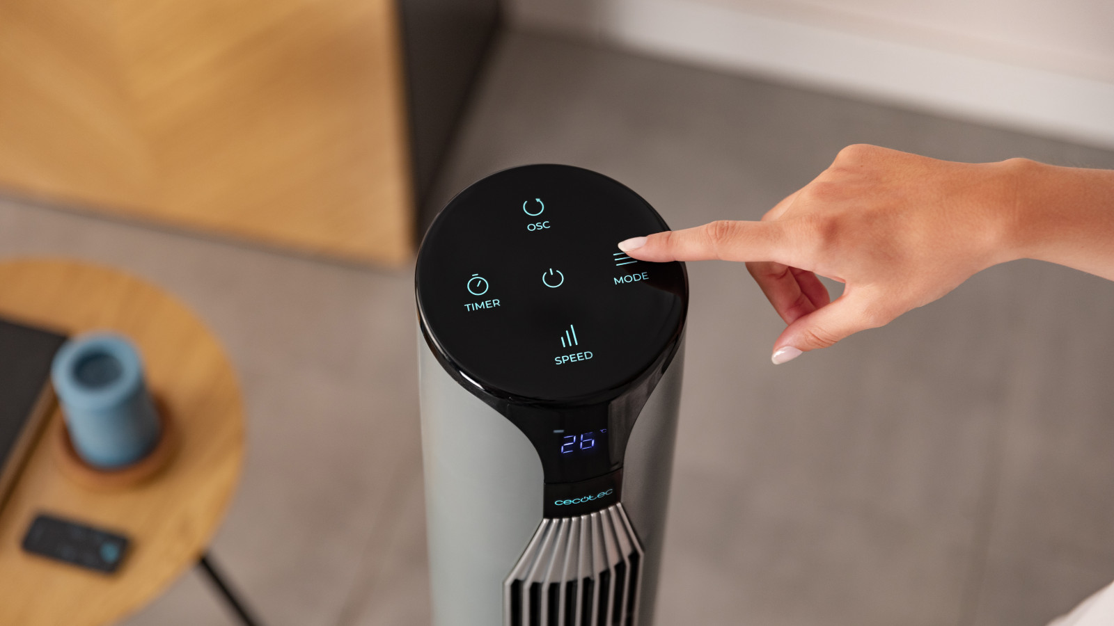 Domínalo fácilmente: gracias a su mando a distancia podrás controlar cómodamente todas las funciones del ventilador y, gracias a su pantalla LED, podrás ver la función seleccionada.