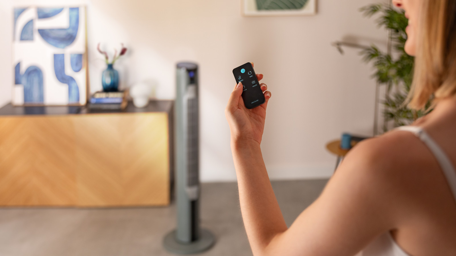 Control táctil: también es posible seleccionar el funcionamiento del ventilador de manera táctil e, igualmente, podrás ver la configuración en su pantalla. Asa incorporada: posee una cómoda asa en su parte trasera para facilitar el traslado del ventilador entre las estancias del hogar.