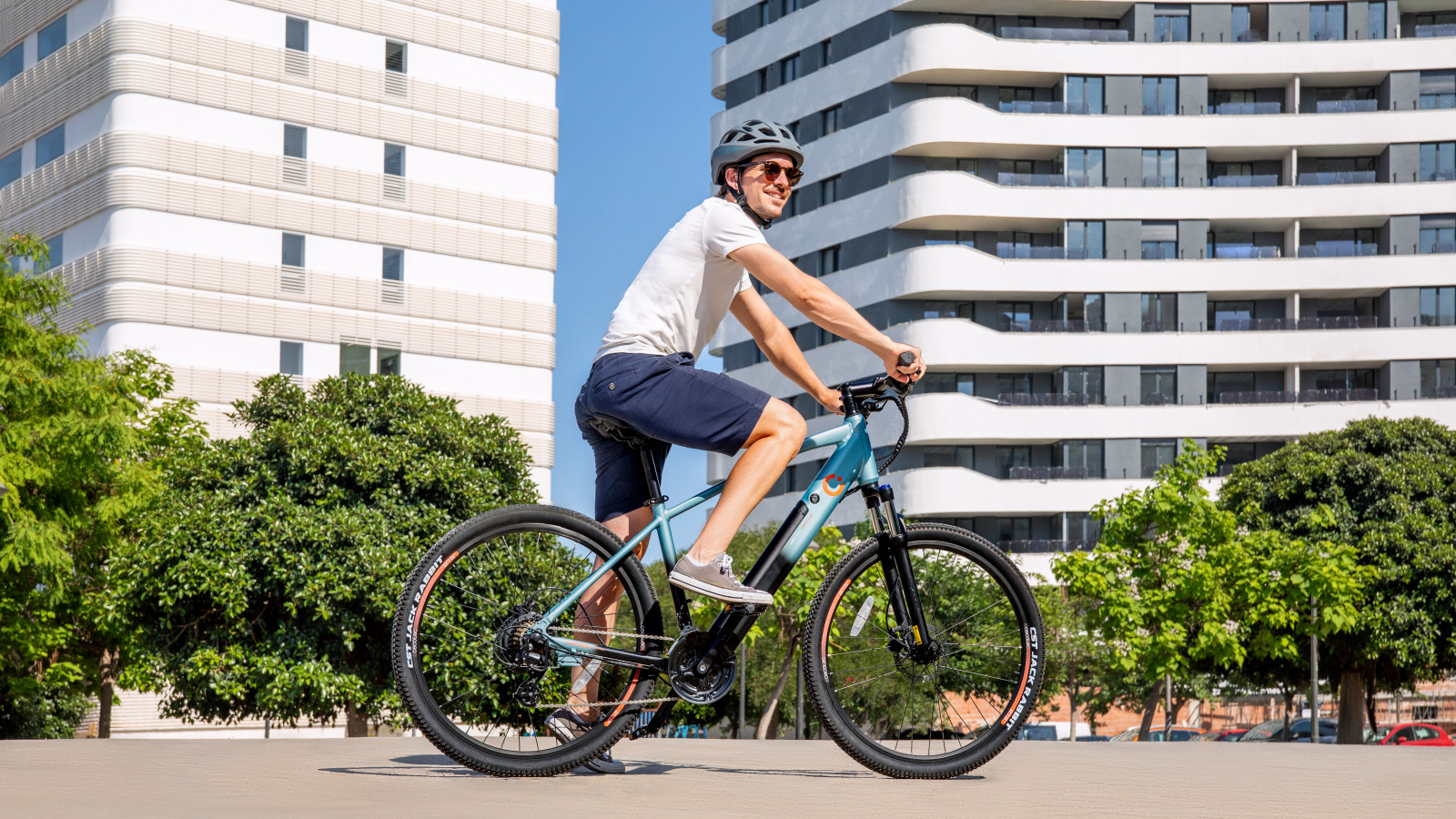 Diseño Elegante y Funcional: Bicicleta eléctrica con cuadro de aluminio ligero y resistente, diseñada para superar cualquier reto con estilo y comodidad.