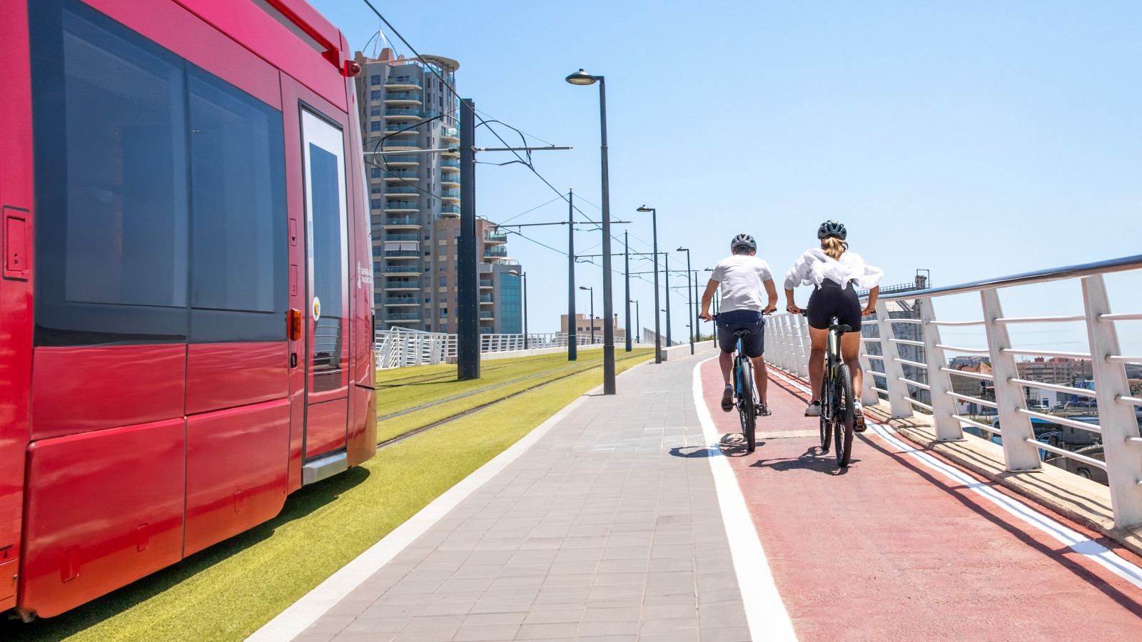 Diseño Elegante y Funcional: Bicicleta eléctrica con cuadro de aluminio ligero y resistente, diseñada para superar cualquier reto con estilo y comodidad.