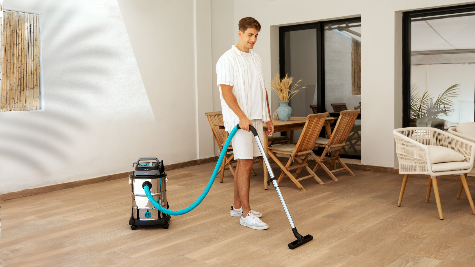 Aspirador de sólidos y líquidos de gran potencia con tanque de metal para aspirar todo tipo de suciedad, incluidos líquidos, de cualquier rincón de tu hogar.